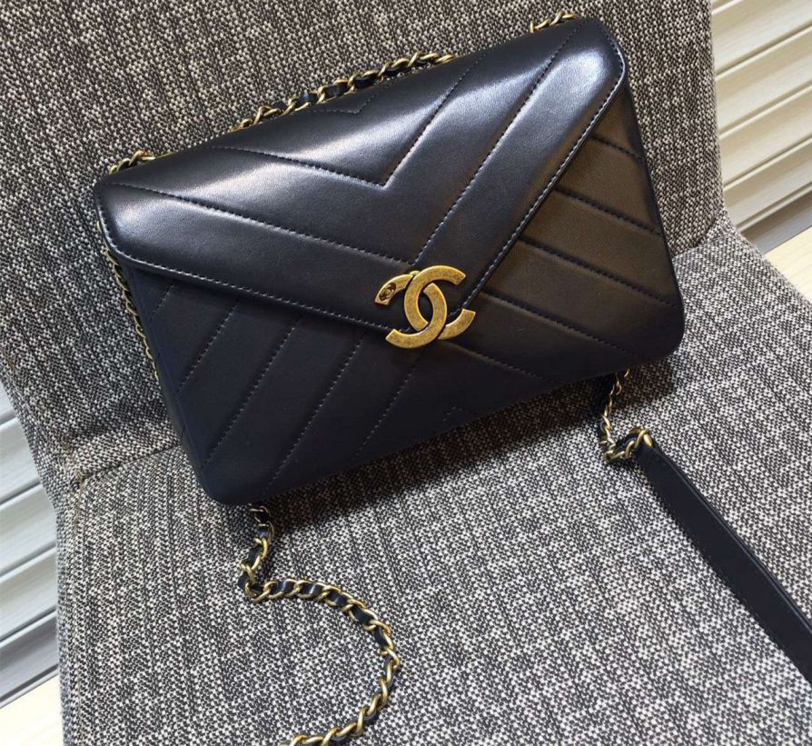 borse Chanel HERRINGBONE QUILTED LAMBSKIN FLAP con un nero RIMOVIBILE SACCHETTO A93128