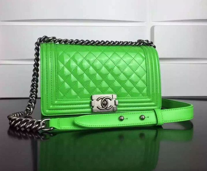 Chanel BOY Borse Chanel Flap in BREVETTO DI PELLE VERDE A67086