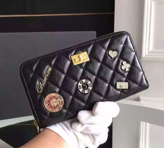 Chanel in pelle di vitello invecchiato & amp; Charms Portafoglio zip In Black A80445 primavera-estate