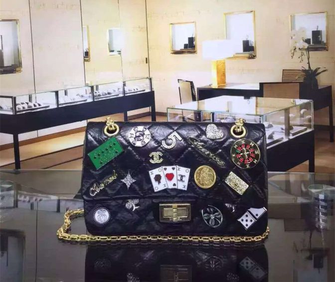 Chanel 2.55 impreziosito da Casino Badge Nero