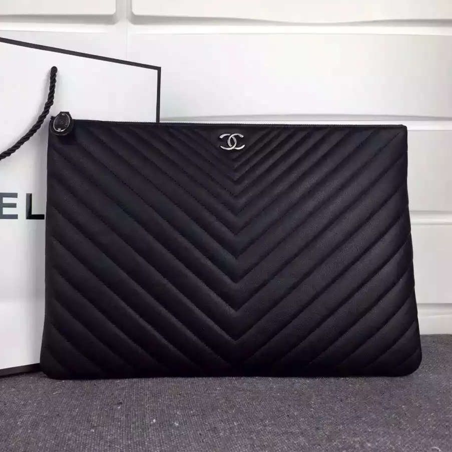 Chanel in pelle di vitello Chevron Abortive Boy pochette In Black