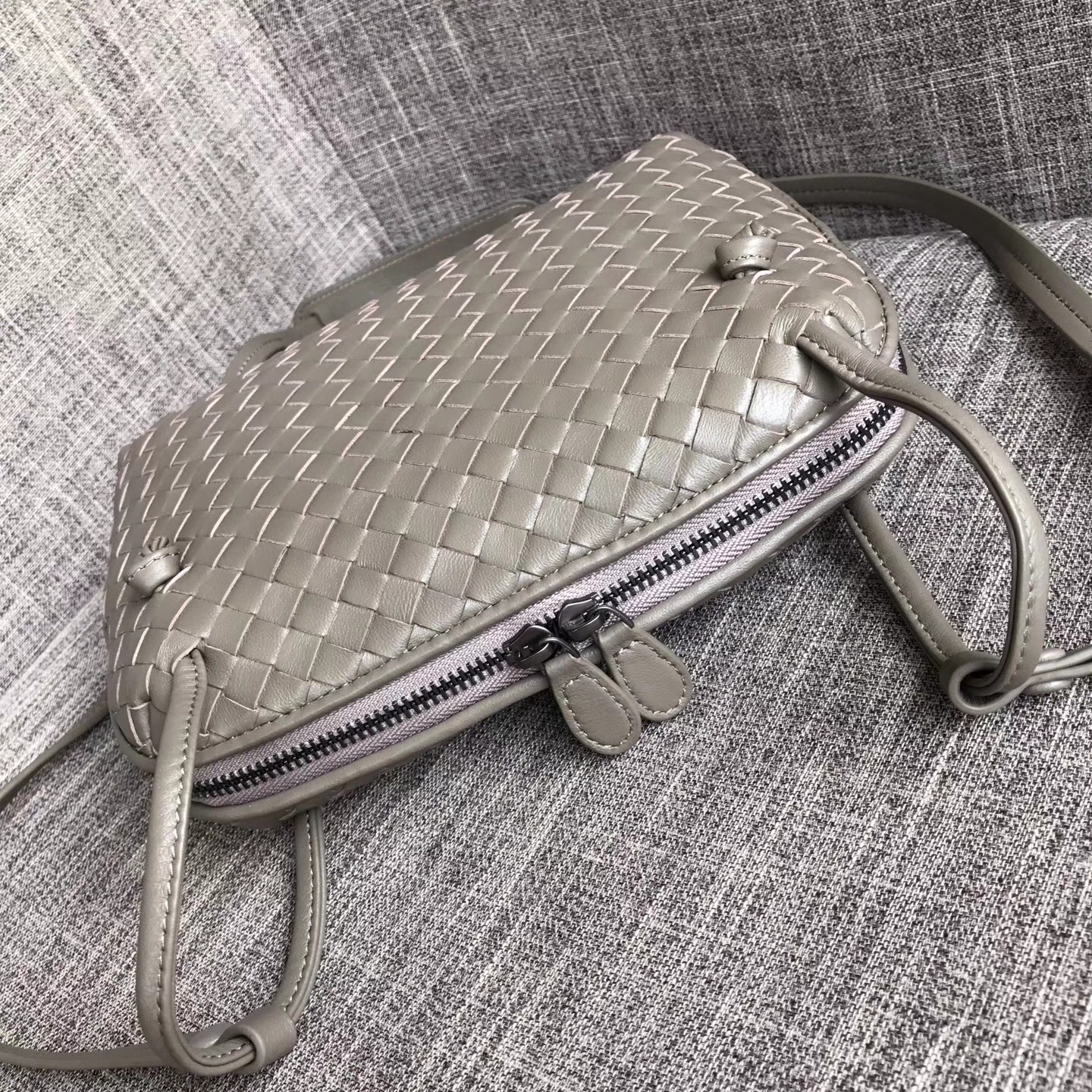 Bottega Veneta Bicolors Intrecciato Nappa Cross Body Bag BV9610 grey