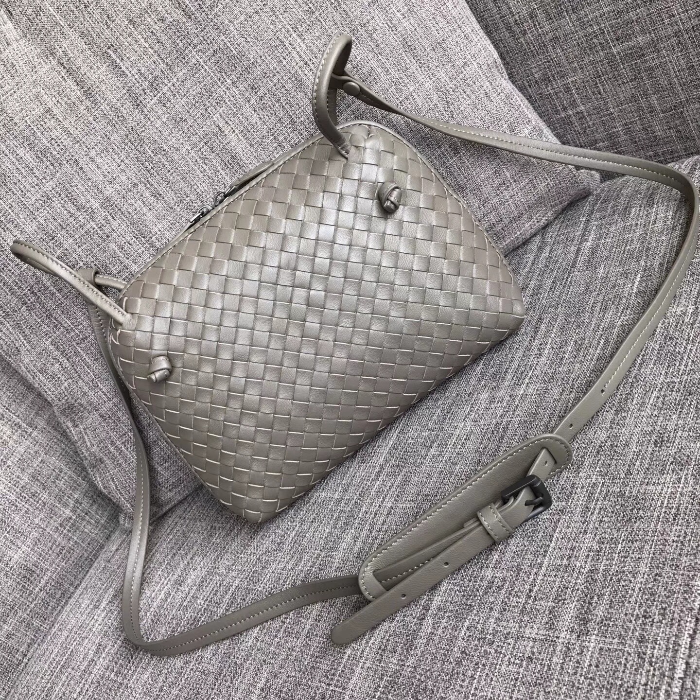 Bottega Veneta Bicolors Intrecciato Nappa Cross Body Bag BV9610 grey