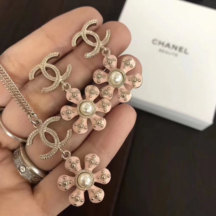 Chanel Necklace 18132