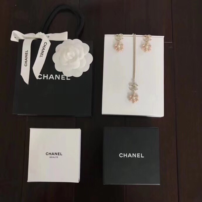 Chanel Necklace 18132