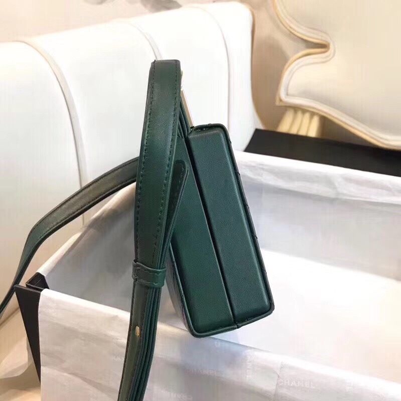 Chanel clutch Lambskin & Gold-Tone Metal A57388 green