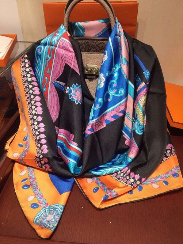 Hermes Scarf in silk twill with hand rolled edges H2566