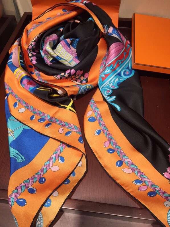 Hermes Scarf in silk twill with hand rolled edges H2566