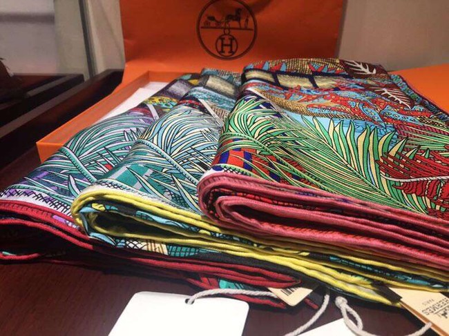 Hermes Scarf in silk twill with hand rolled edges H2569