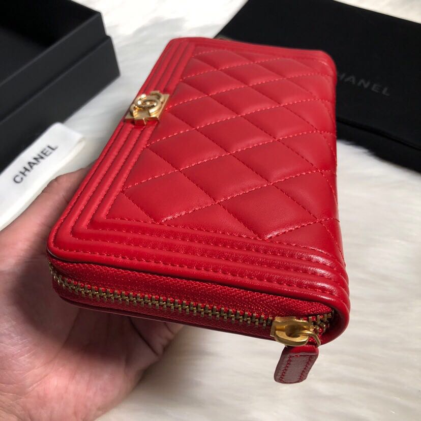 Chanel Lambskin & Gold-Tone Metal A81799 red