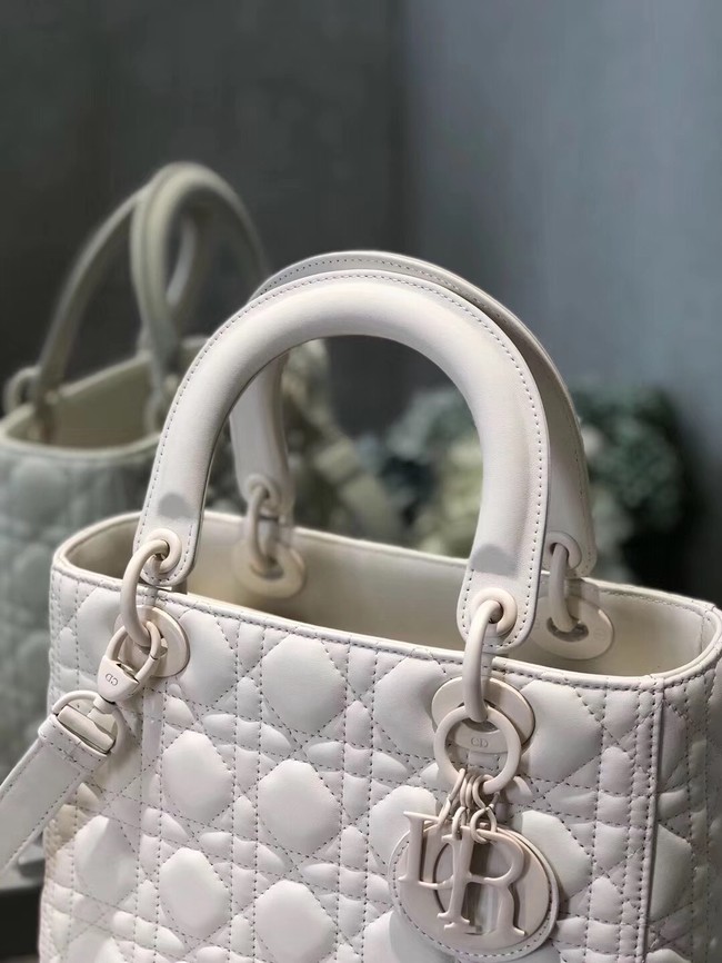 LADY DIOR ULTRA-MATTE MEDIUM BAG M0565IL white