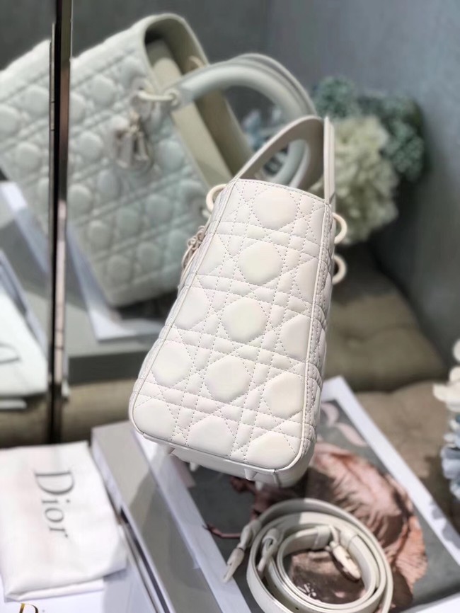 LADY DIOR ULTRA-MATTE MEDIUM BAG M0565IL white