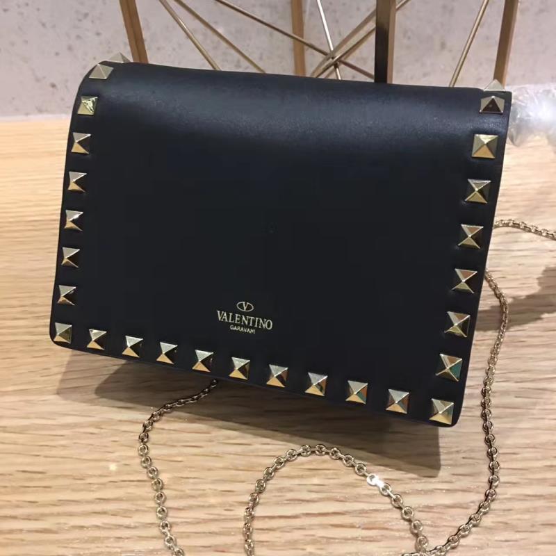 Valentino Garavani Rockstud leather clutch 01327 black