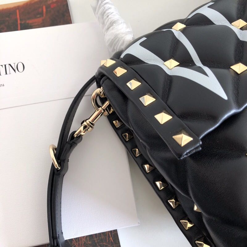 VALENTINO Candy Rockstud quilted leather shoulder bag 6020 black&white