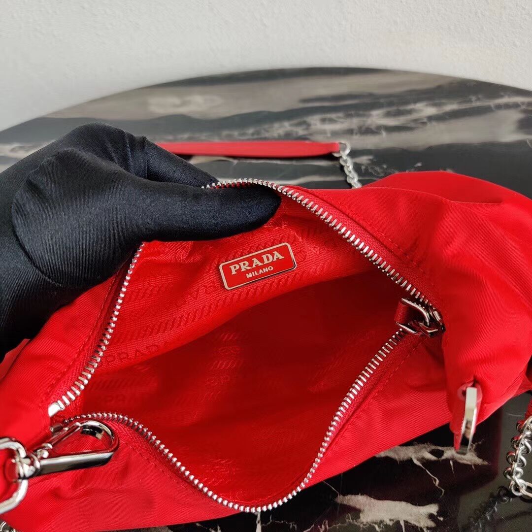 Prada Re-Edition 2005 nylon shoulder bag 1BH172 red