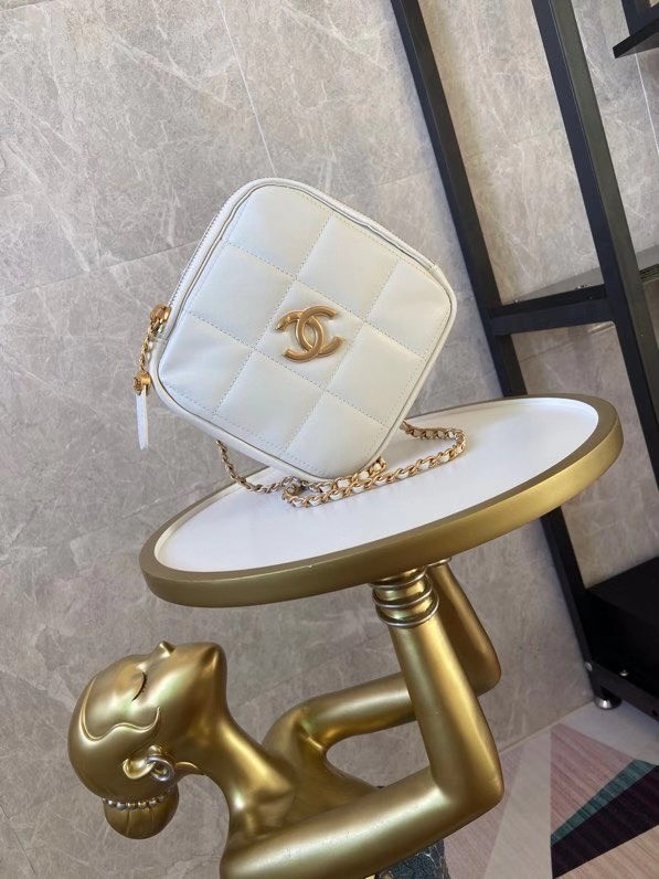 Chanel small diamond bag Grained Calfskin & Gold-Tone Metal AS2201 White