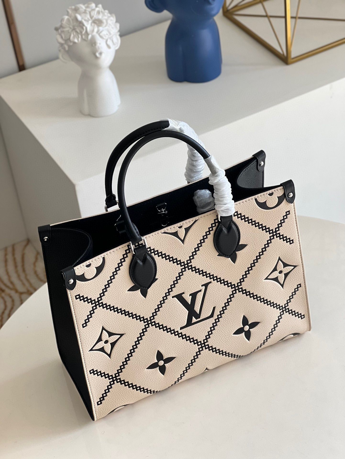 Louis Vuitton ONTHEGO MM M46016 Creme Beige