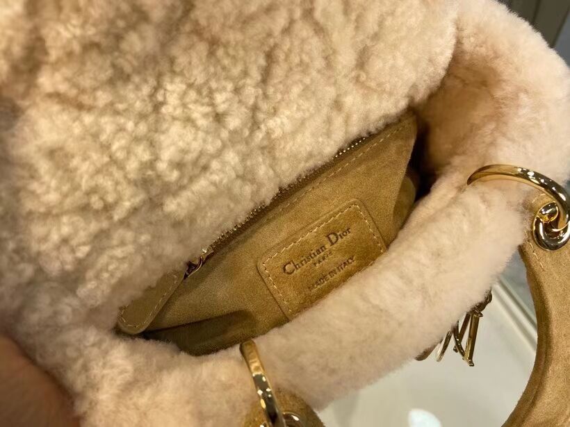 MEDIUM DIOR TOTE Camel-Colored Shearling M8820