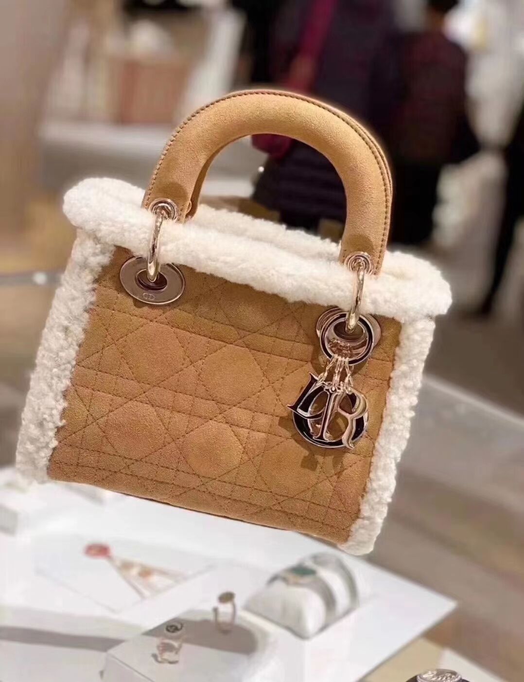 MEDIUM DIOR TOTE Camel-Colored Shearling M8820