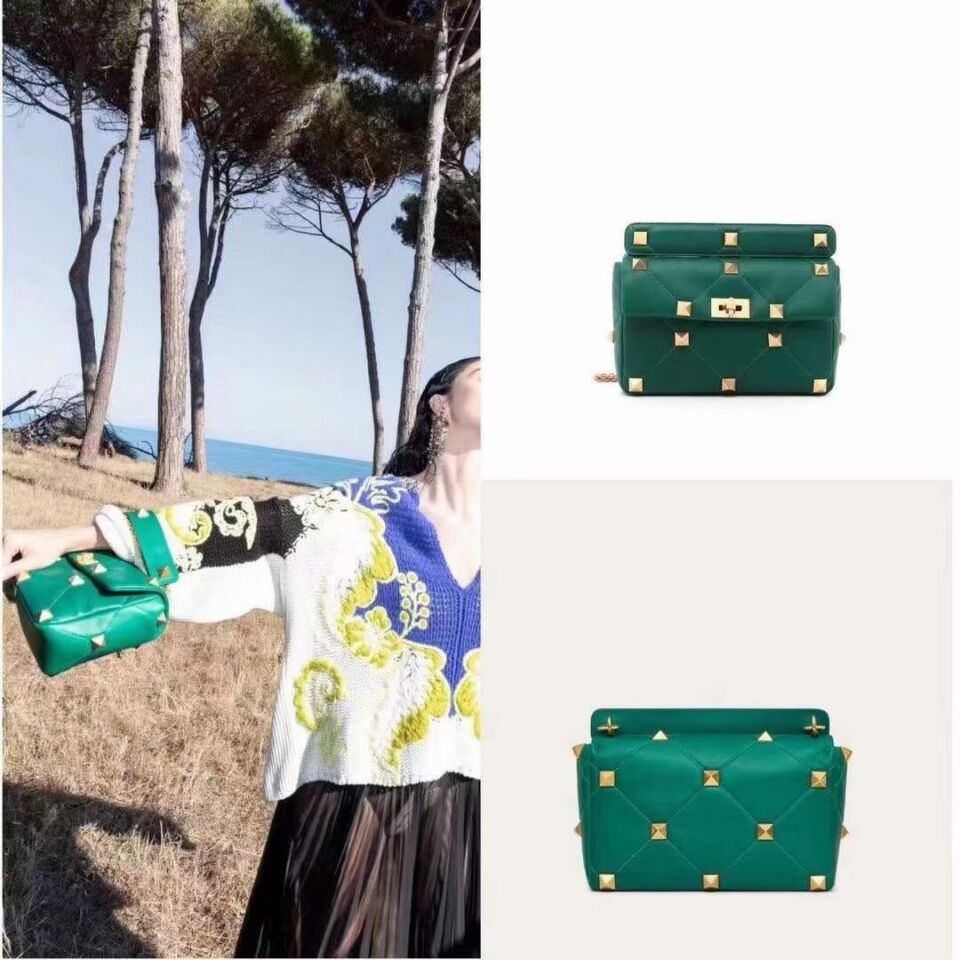 Valentino medium Garavani Roman Stud V2060 green