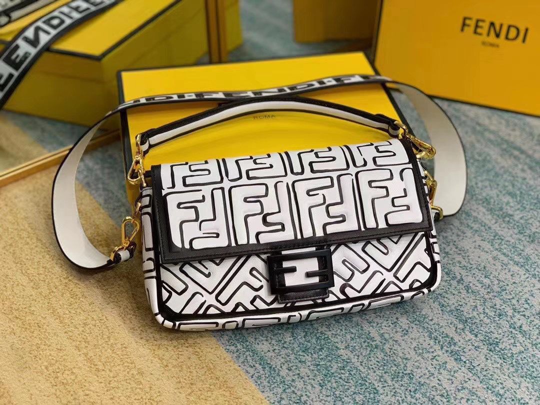 Fendi BAGUETTE Original Leather Bag F2468 White