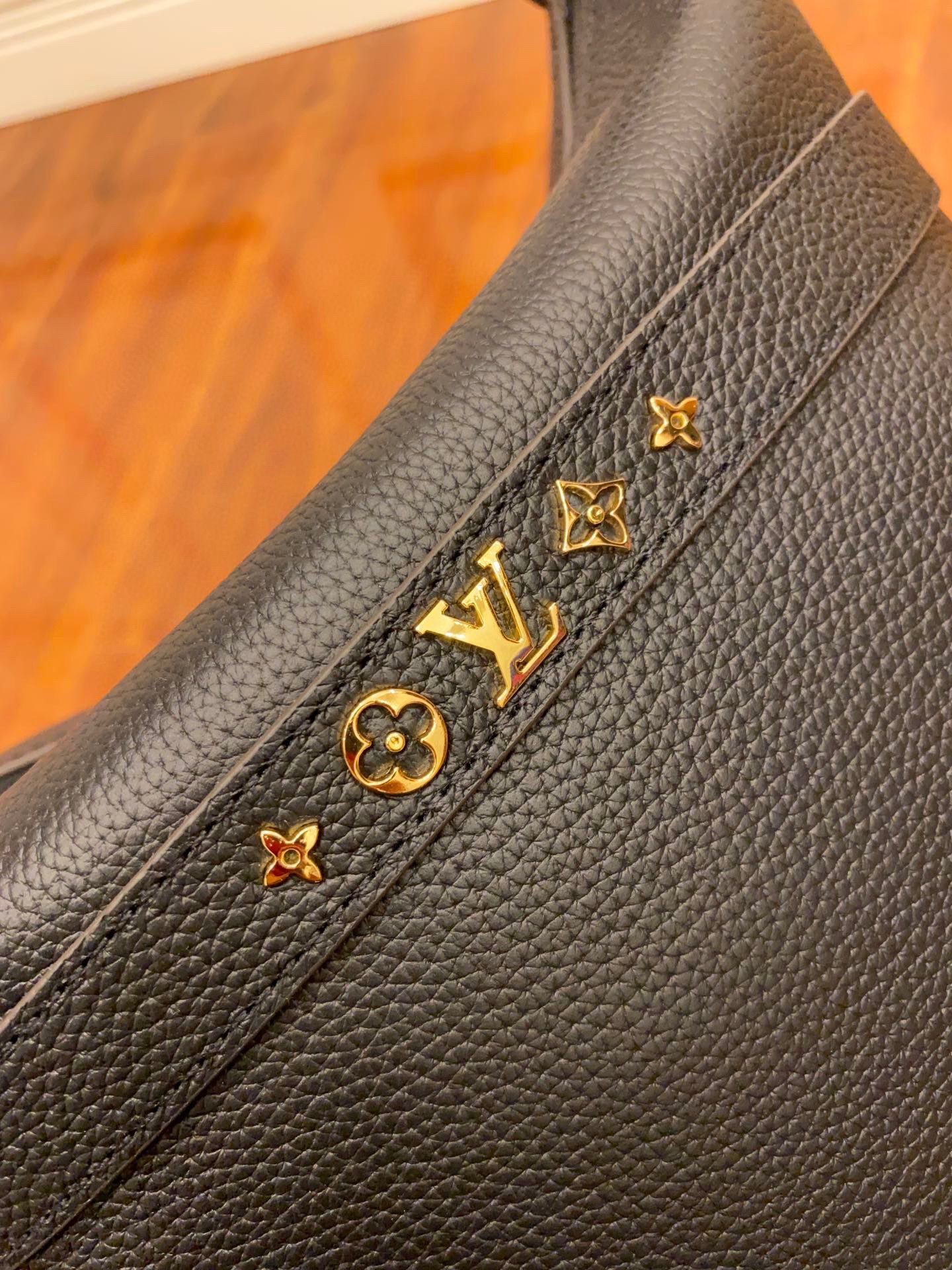 Louis Vuitton Original Leather Bag M57934 Black