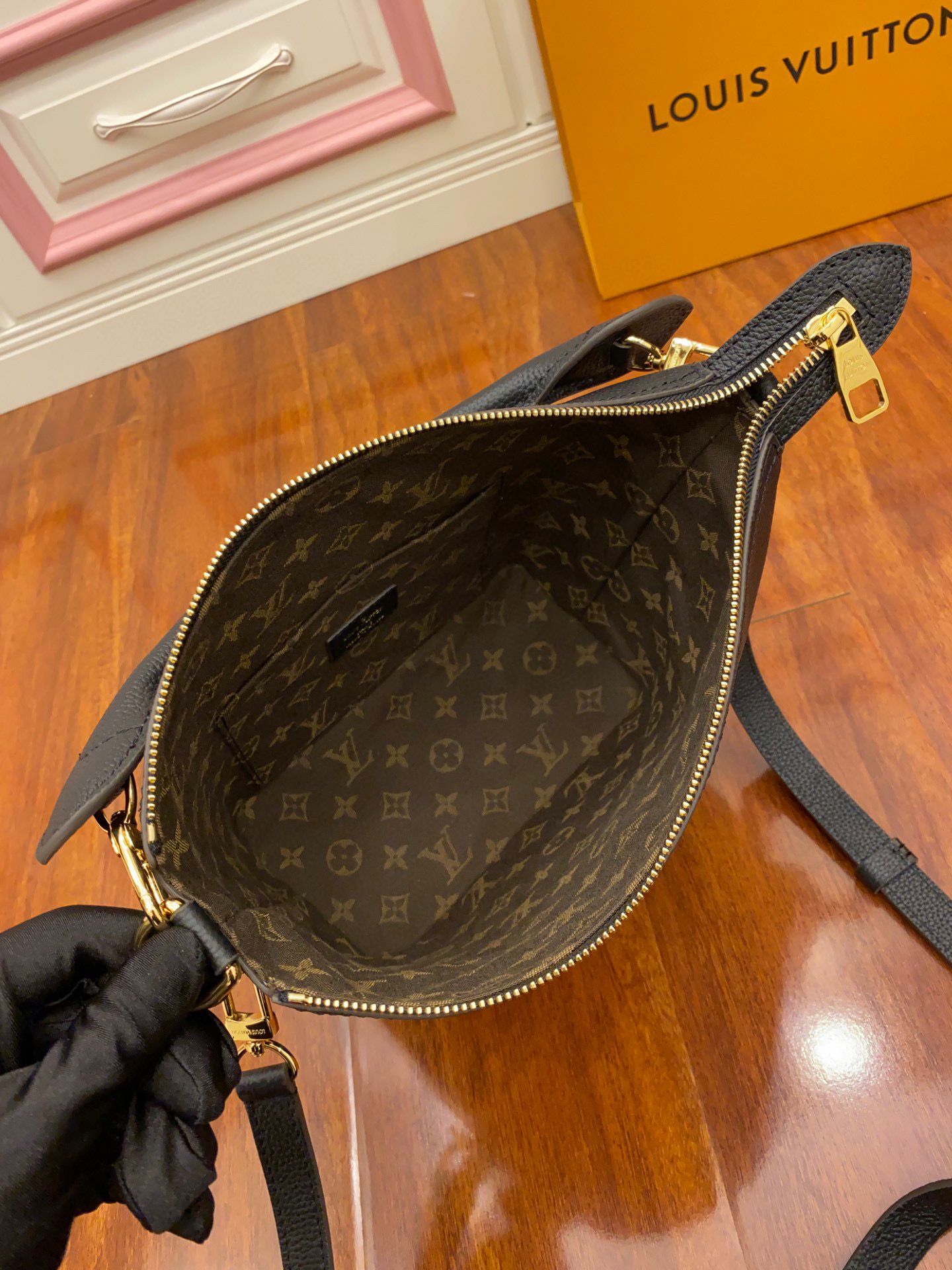 Louis Vuitton Original Leather Bag M57934 Black