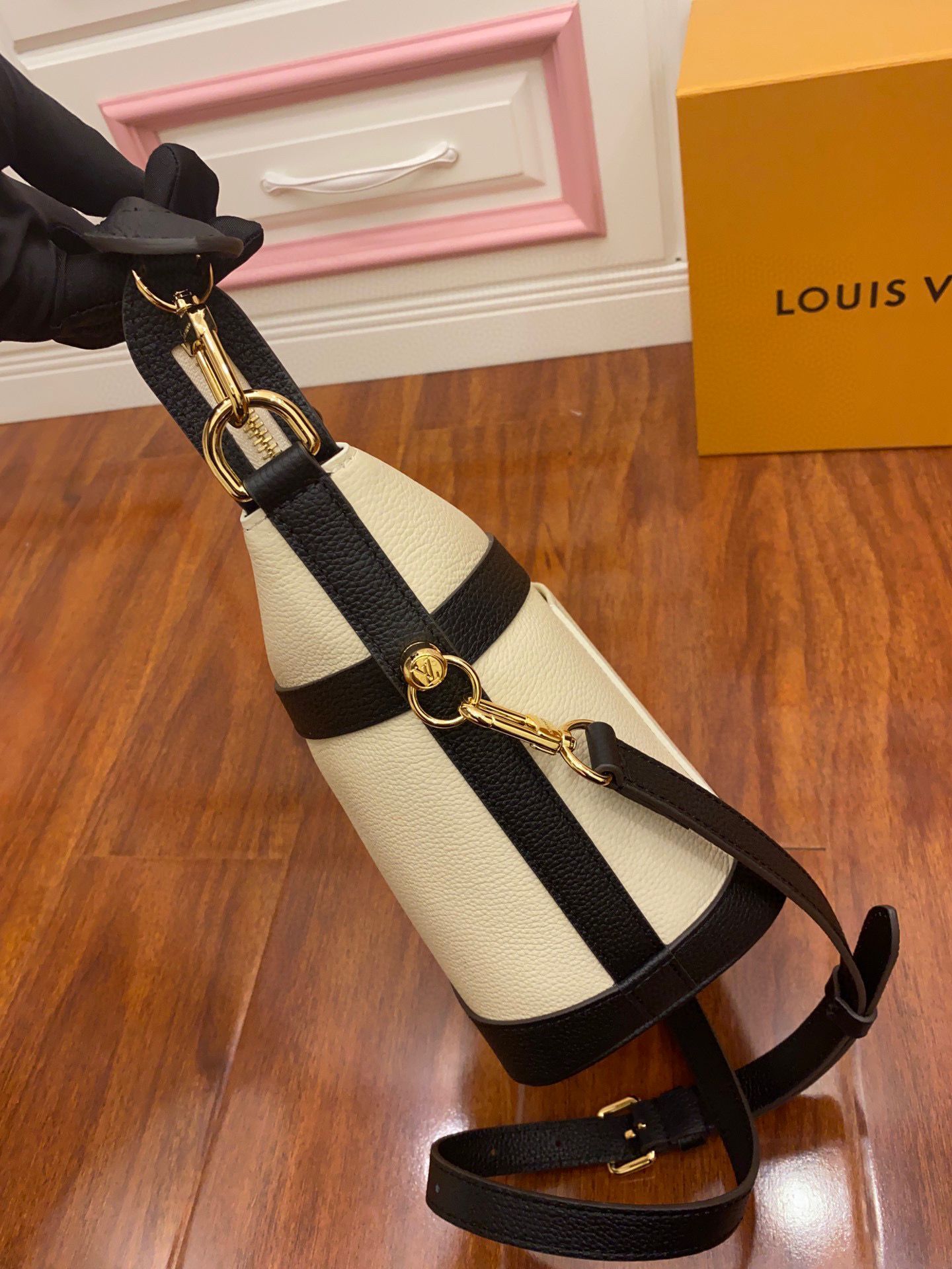 Louis Vuitton Original Leather Bag M57934 White