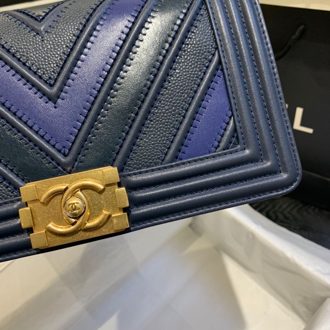 Chanel Boy Flap Shoulder Bags Chevron Calfskin Leather A67086 Blue&Black