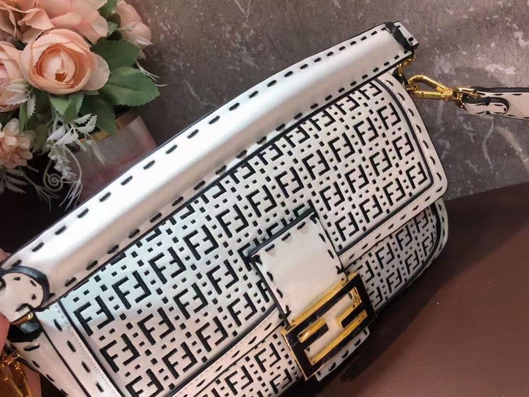 FENDI BAGUETTE Bag F1520 white