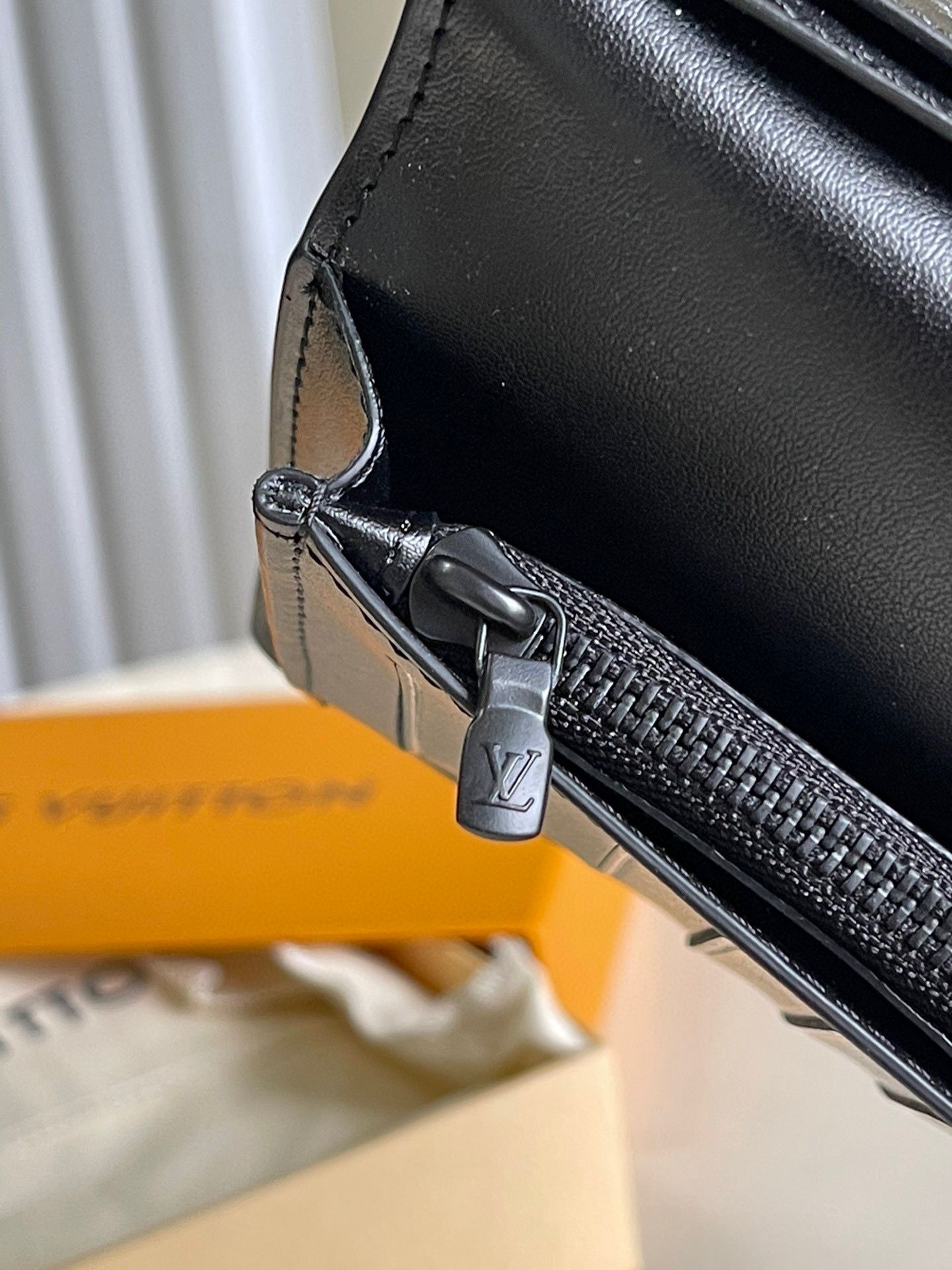 Louis Vuitton Aerogram Multiple M69980 black