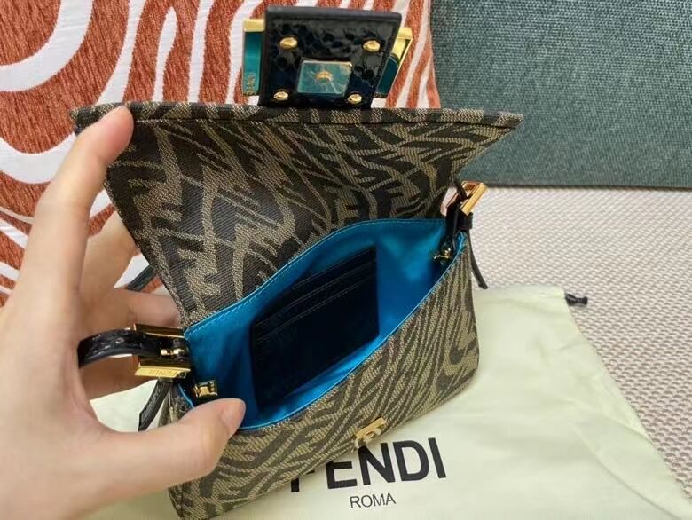 FENDI BAGUETTE fabric bag FM0872 Brown