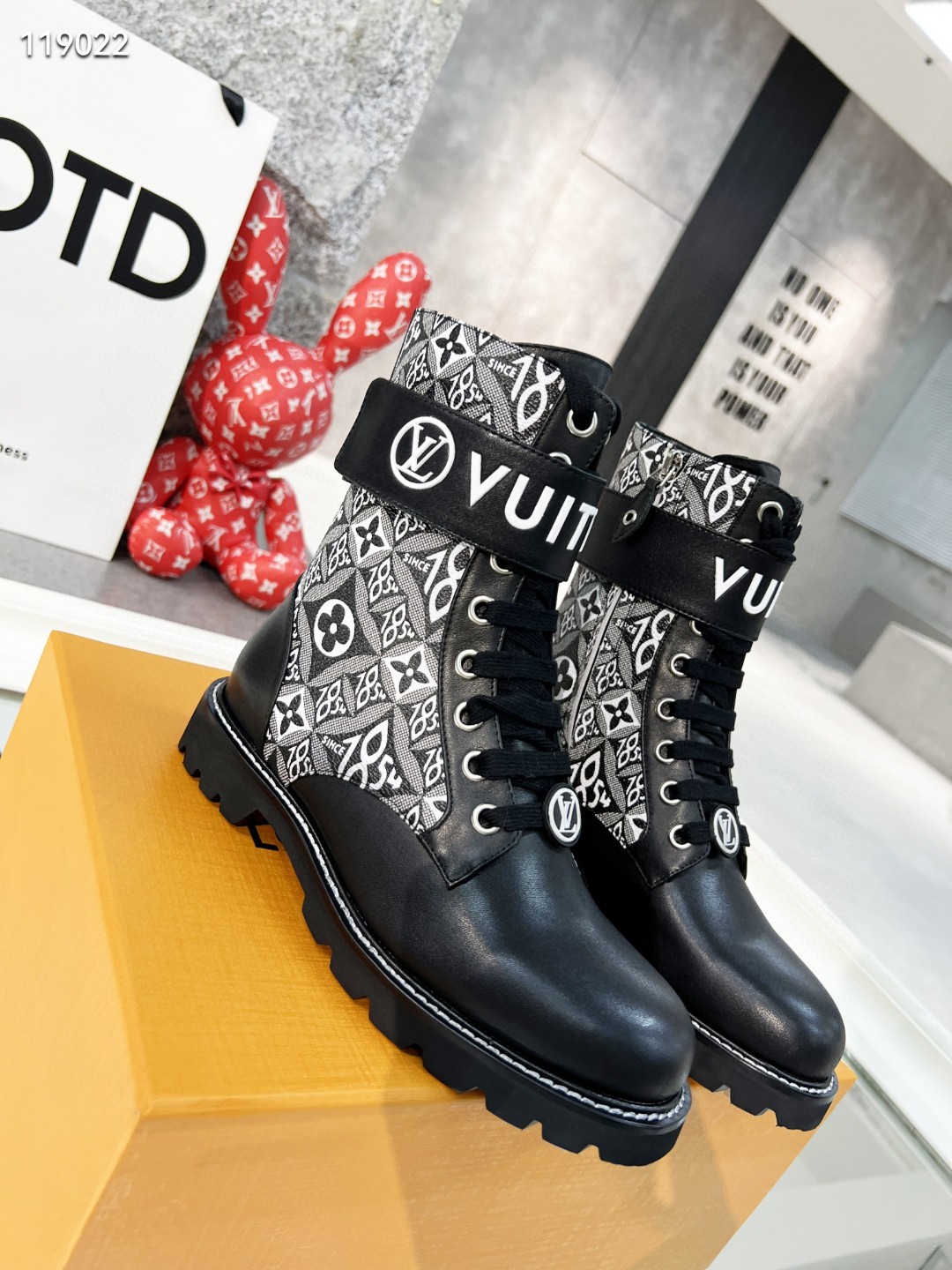 Louis Vuitton WONDERLAND FLAT RANGER LV1157DS-3