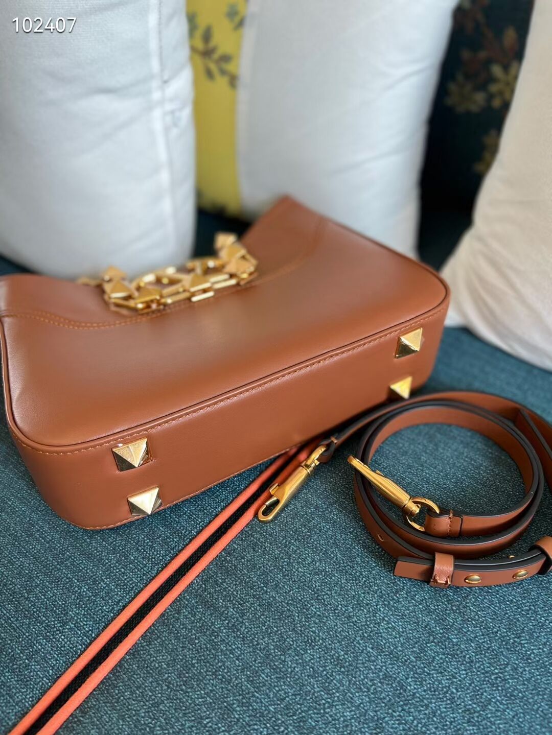 VALENTINO GARAVANI Loco Calf leather bag V2028 Caramel