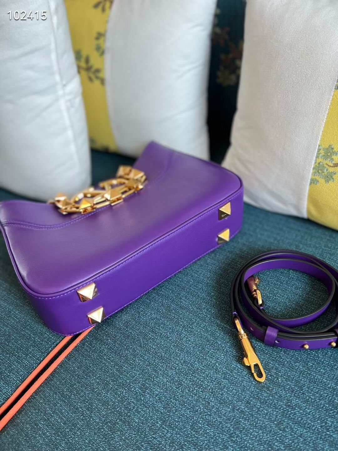 VALENTINO GARAVANI Loco Calf leather bag V2028 purple