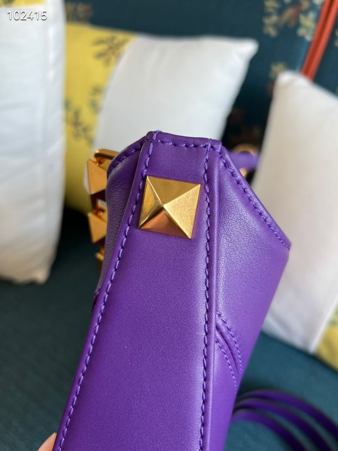 VALENTINO GARAVANI Loco Calf leather bag V2028 purple