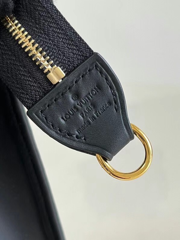 Louis Vuitton TOILETRY POUCH ON CHAIN M81366 black