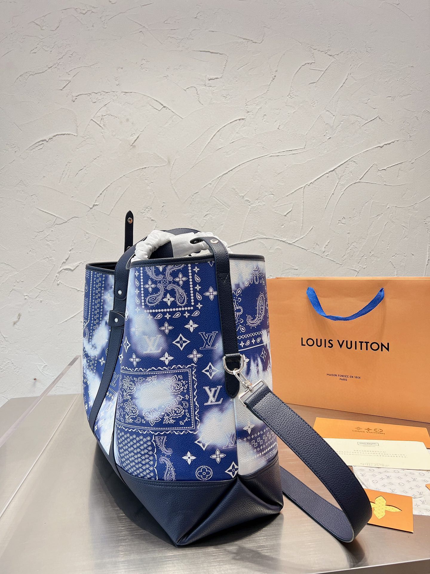 Louis Vuitton Original Leather Tote Journey M20553 Blue and White Porcelain