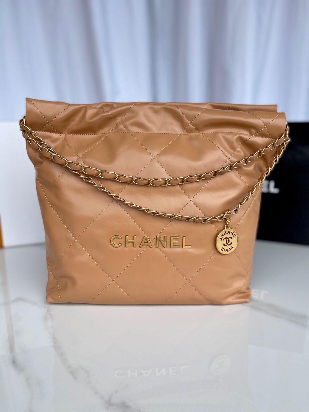 CHANEL 22 HANDBAG Shiny Calfskin & Gold-Tone Metal AS3261 AS3260 Brown