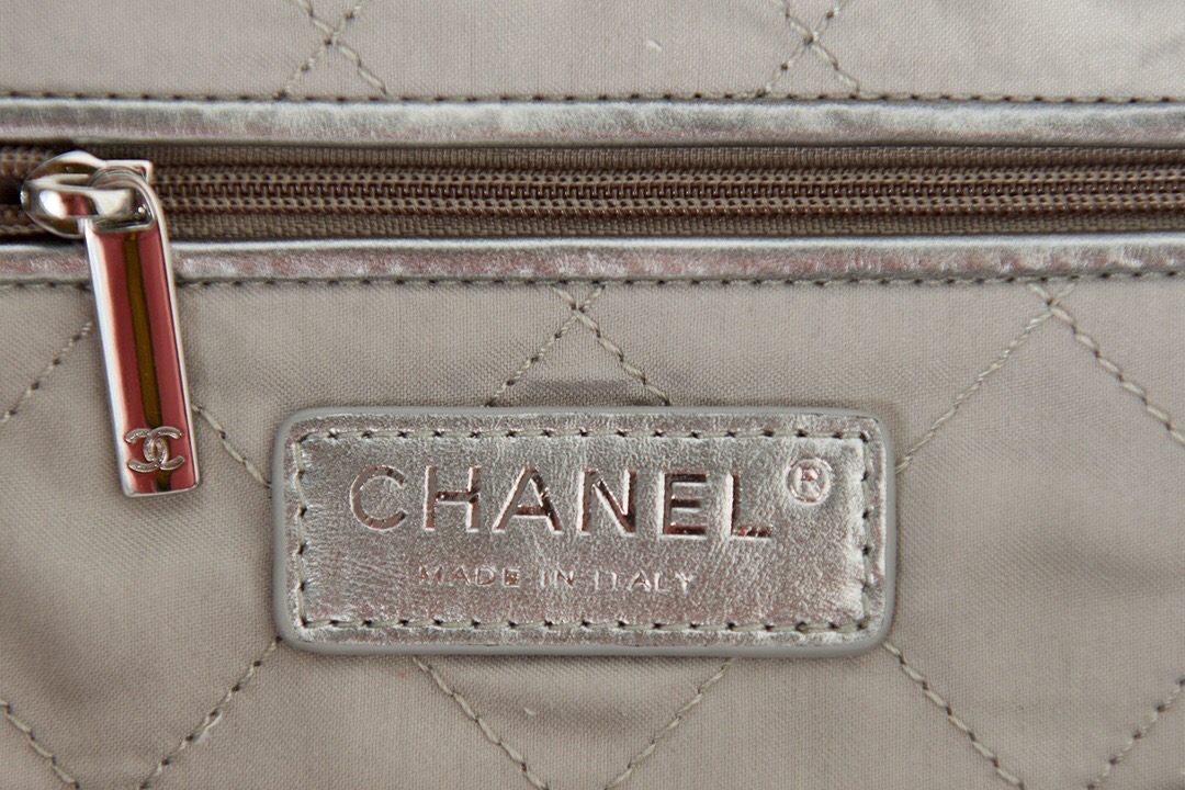 CHANEL 22 HANDBAG AS3260 Silver