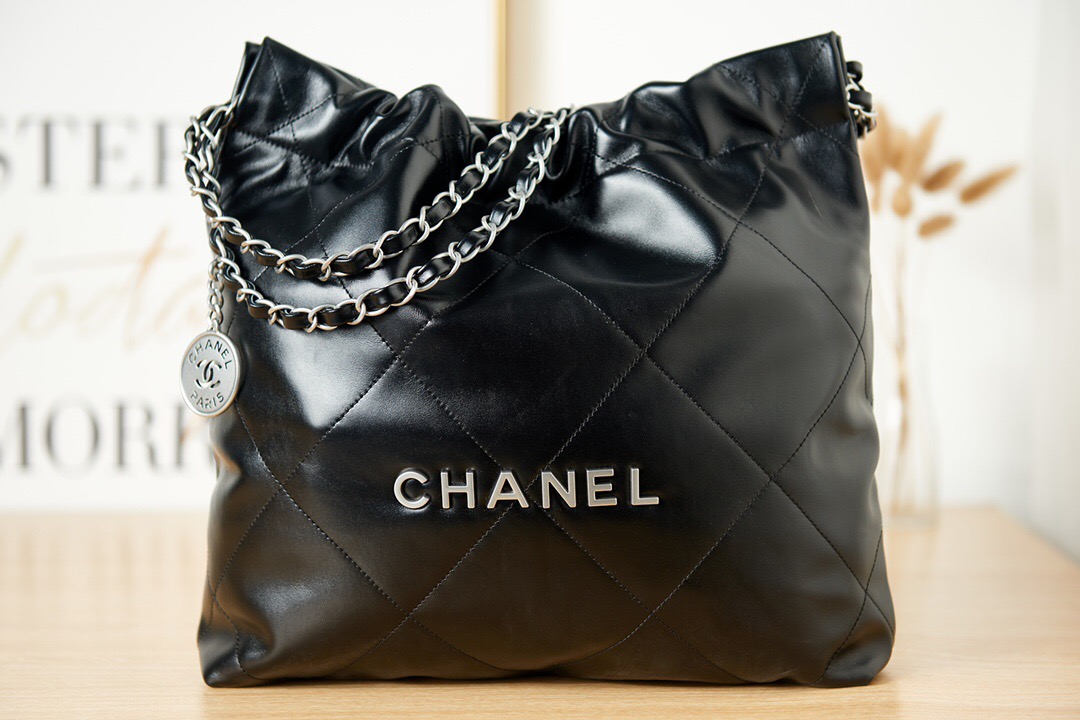 CHANEL 22 HANDBAG Calfskin & Silver-Tone Metal AS3261 Black