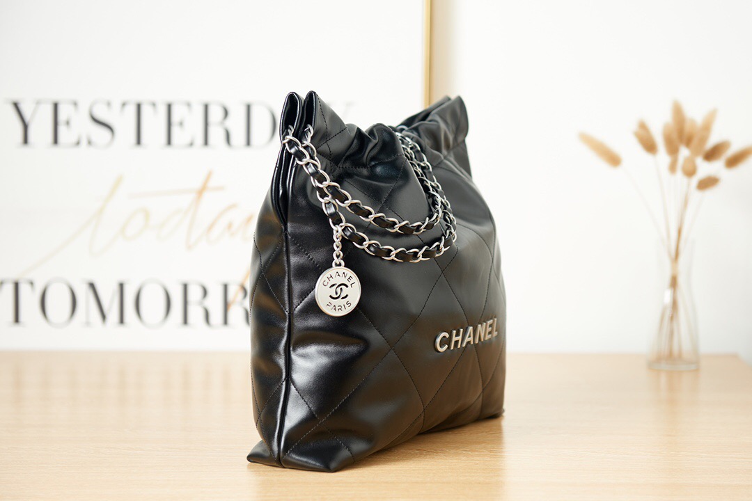 CHANEL 22 HANDBAG Calfskin & Silver-Tone Metal AS3261 Black