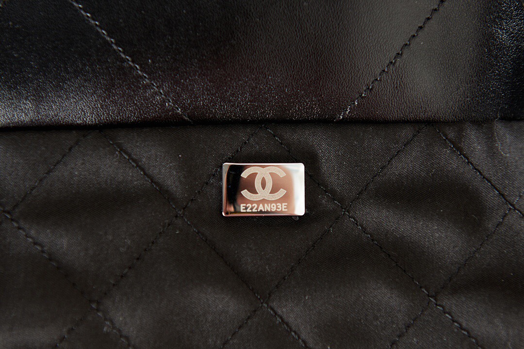 CHANEL 22 HANDBAG Calfskin & Silver-Tone Metal AS3261 Black