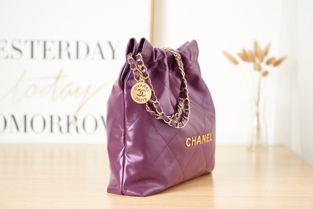 CHANEL 22 HANDBAG Calfskin & gold-Tone Metal AS3261 dark Purple