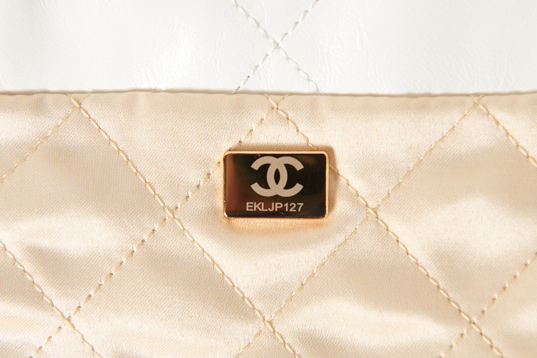 CHANEL 22 SMALL HANDBAG AS3260 white&black