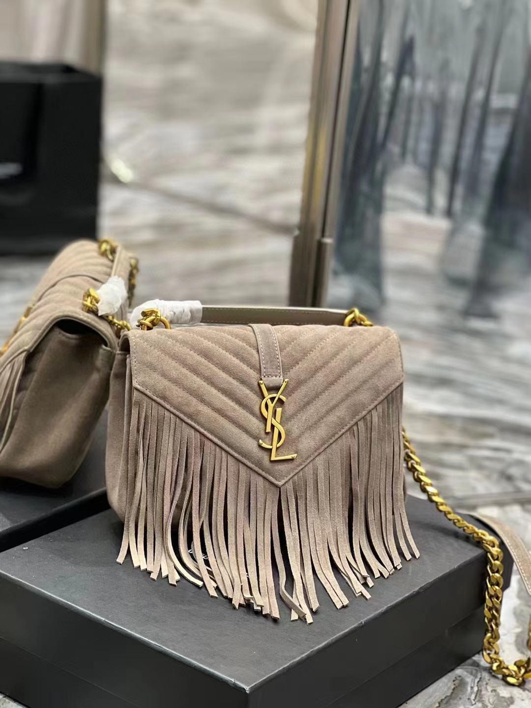 SAINT LAURENT COLLEGE MEDIUM CHAIN BAG IN LIGHT SUEDE WITH FRINGES 5317050 DUSTY GREY