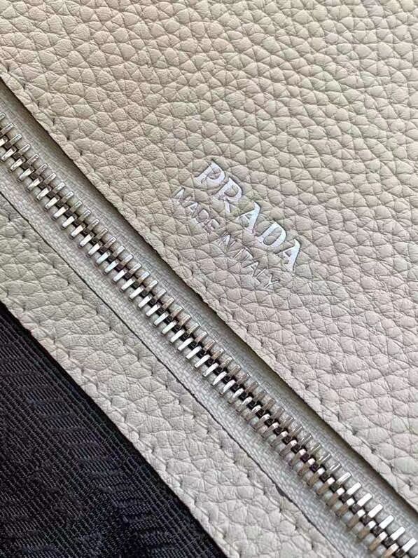 Prada Leather bag with shoulder strap 1DB443 white