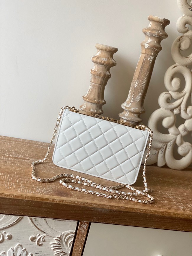 CHANEL WALLET ON CHAIN Lambskin & Gold-Tone Metal 88632 white