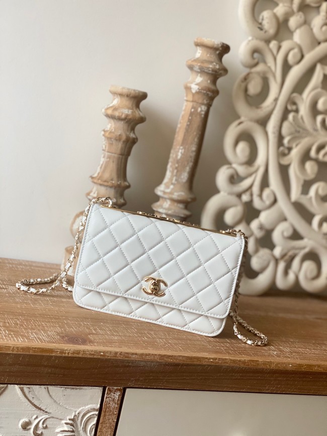 CHANEL WALLET ON CHAIN Lambskin & Gold-Tone Metal 88632 white