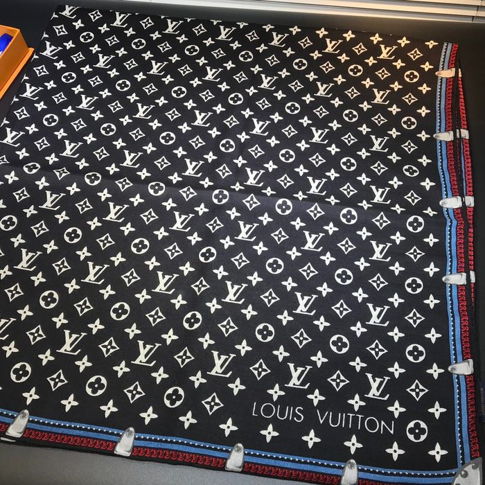 Louis Vuitton Scarf LVC00338